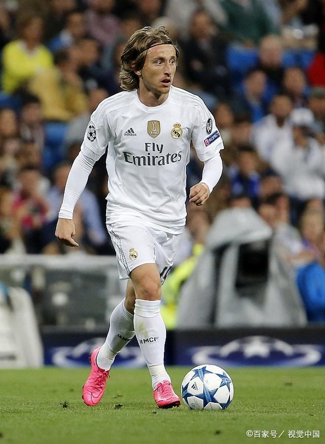 詹姆斯球队单场两人同砍35+，首次他不是其中之一