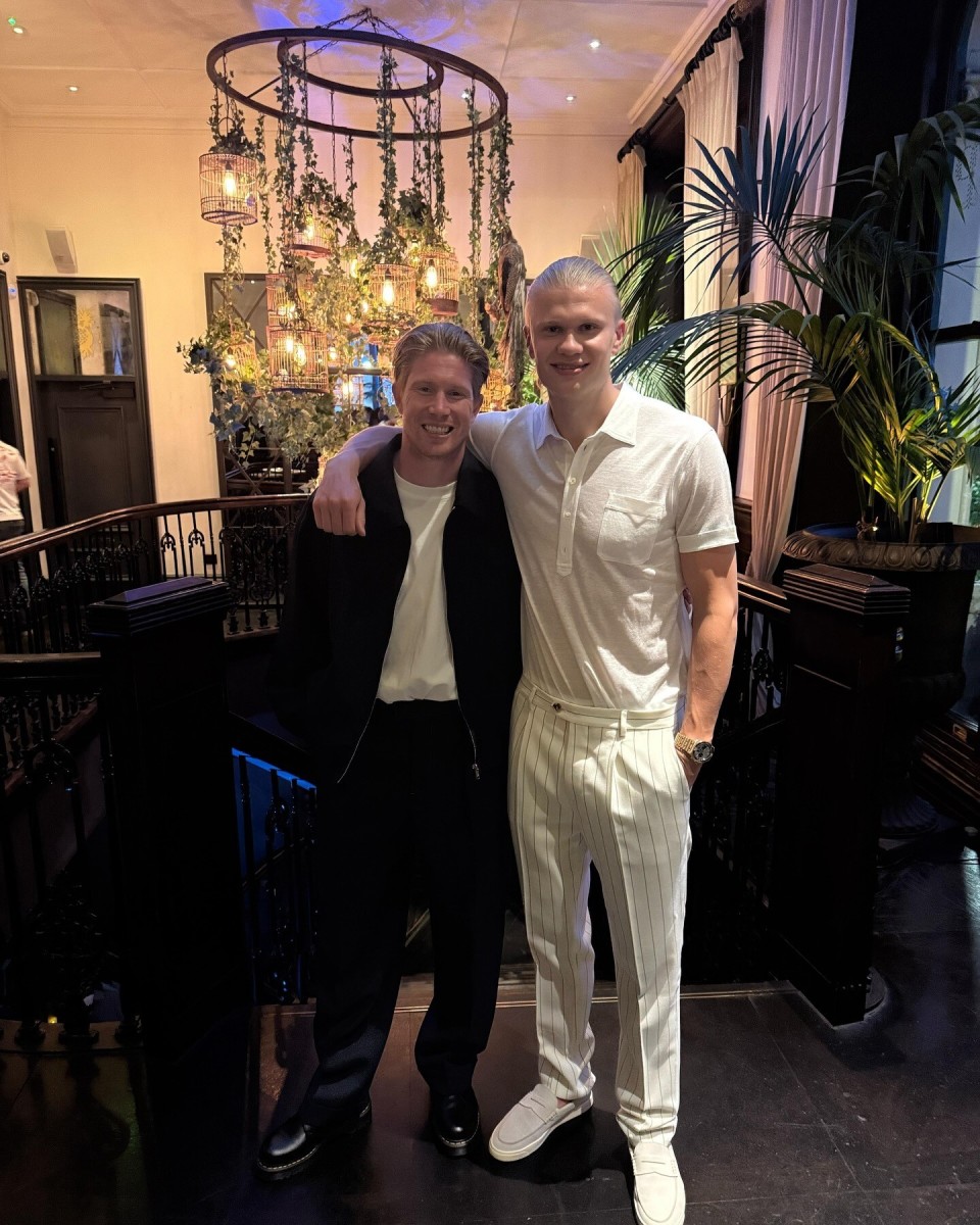 内马尔从中场跑回禁区开门球，结果队友直接开大脚让他无语